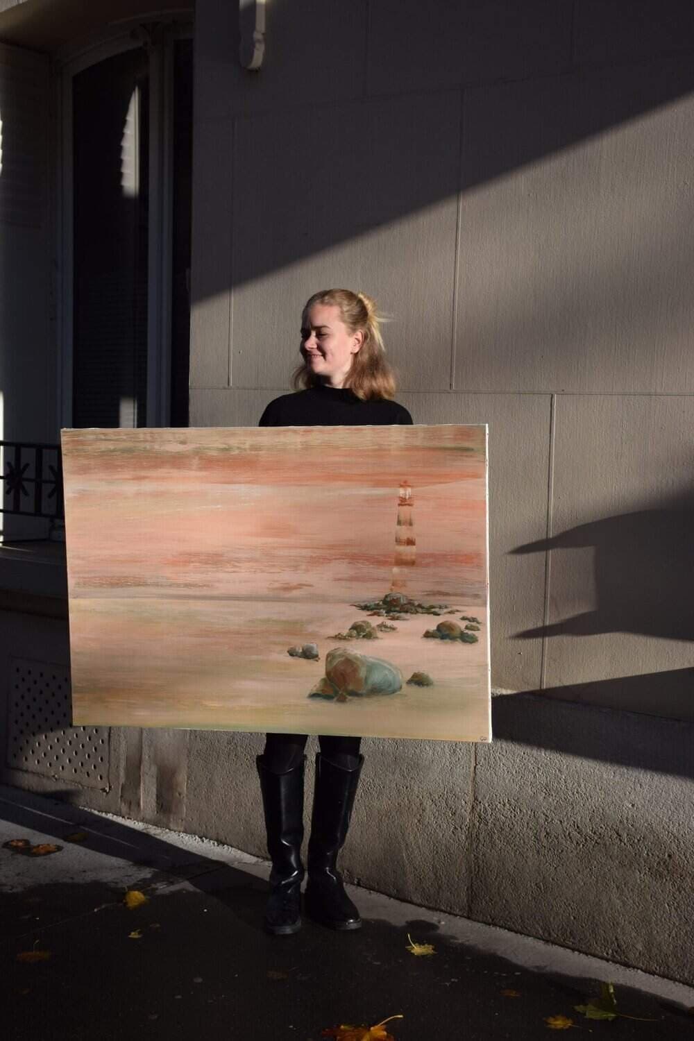 Claire Prevost présentant Le veilleur dans la brume au soleil, dans la rue