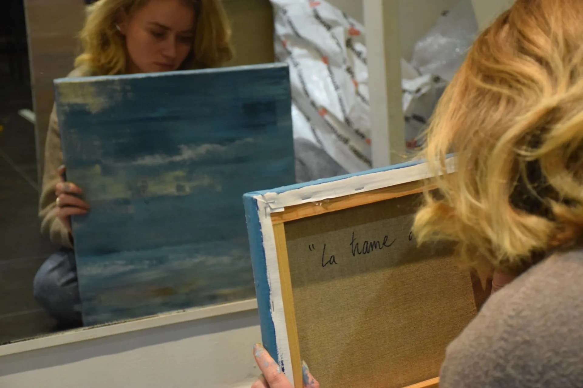 Le dos d'une toile de Claire Prevost, portant son titre écrit à la main