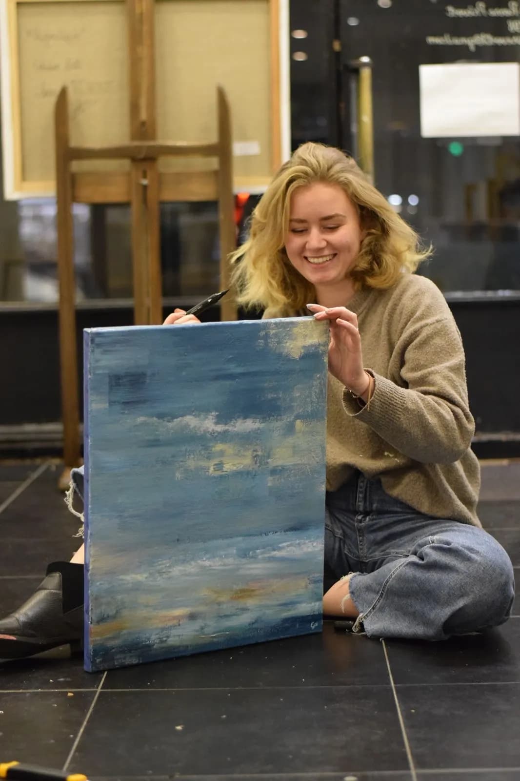 Claire Prevost tenant l'une de ses marines dans son atelier