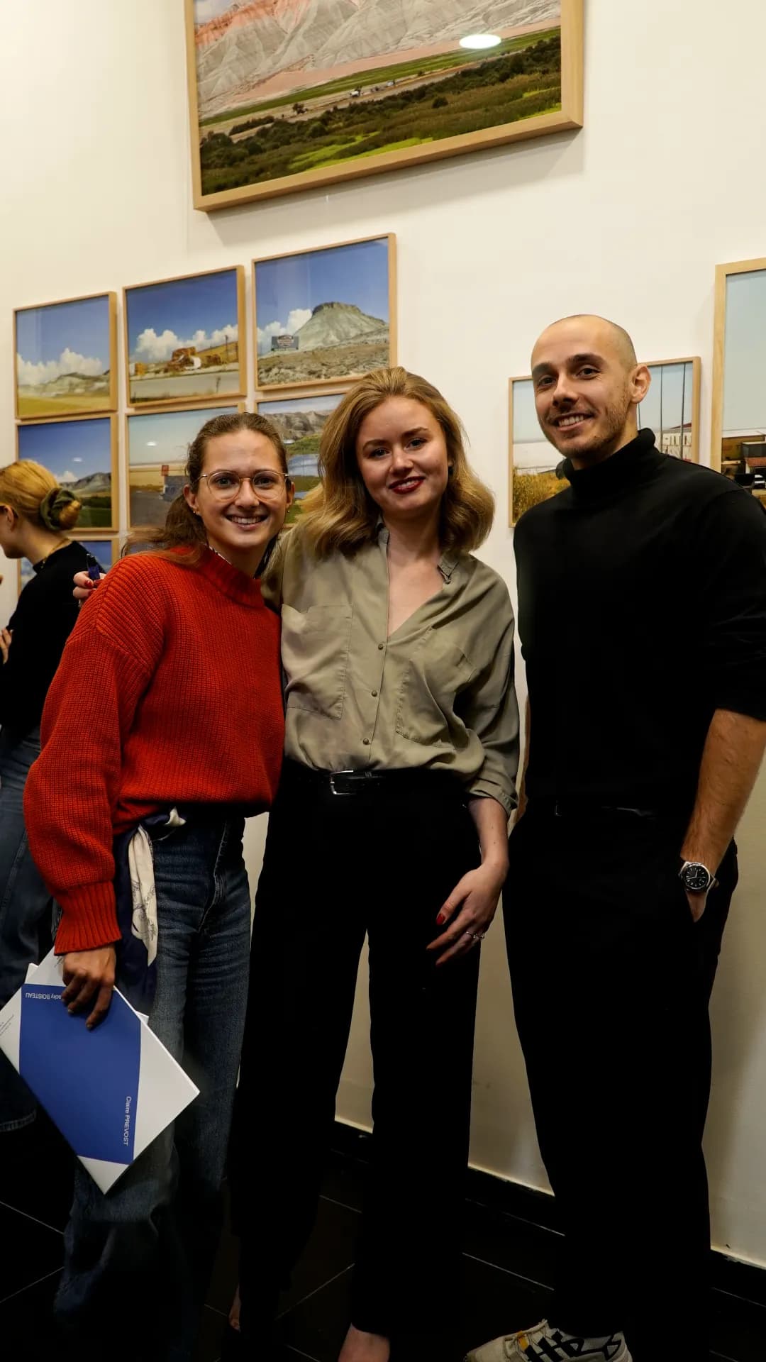 Claire Prevost entourée de visiteurs au vernissage de FIRST