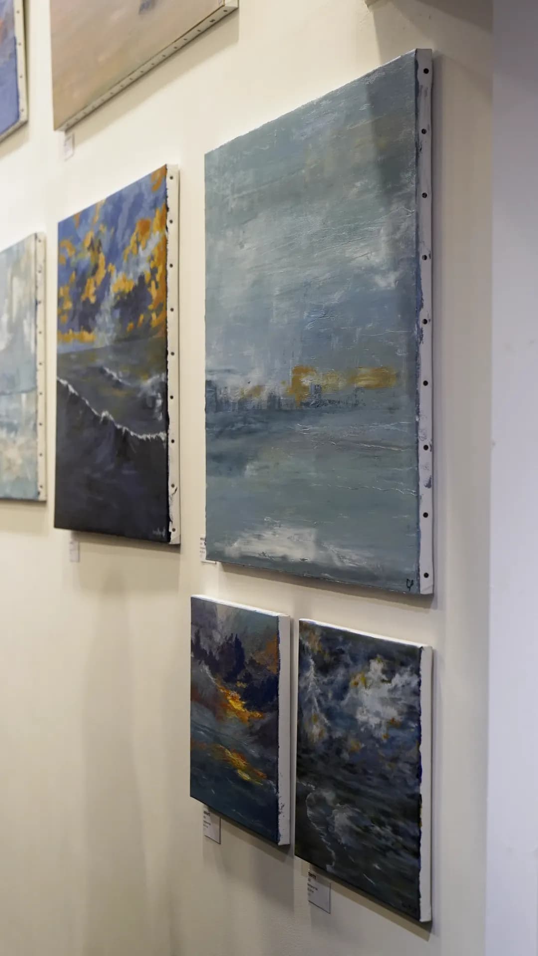 Marines de Claire Prevost accrochées au mur lors de l'exposition FIRST