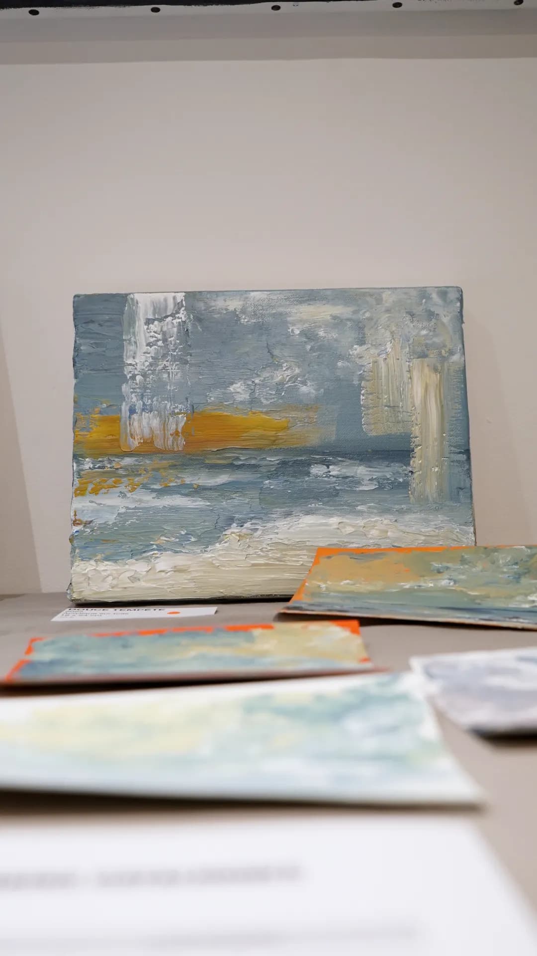 Une toile posée près de la table des tirages, à l'exposition FIRST