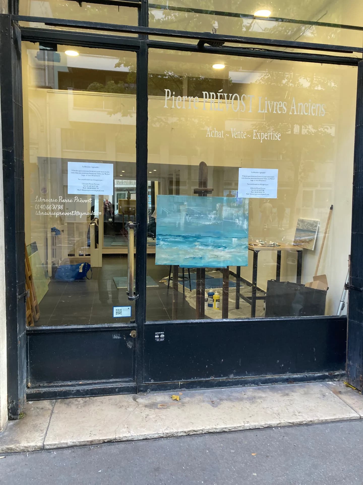 La vitrine du 72 bis rue Michel-Ange, une marine posée sur son chevalet