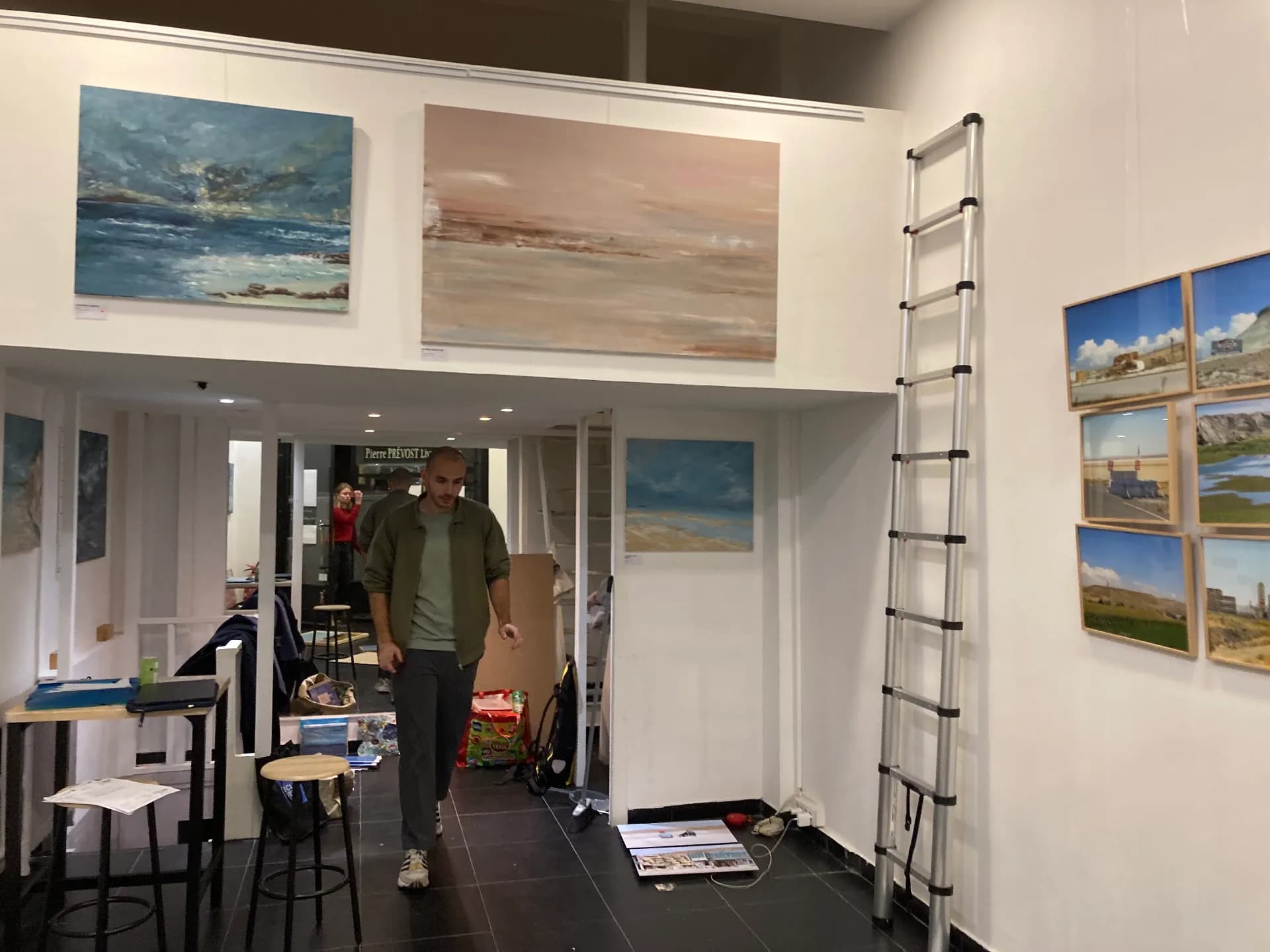 L'accrochage terminé, quelques heures avant le vernissage