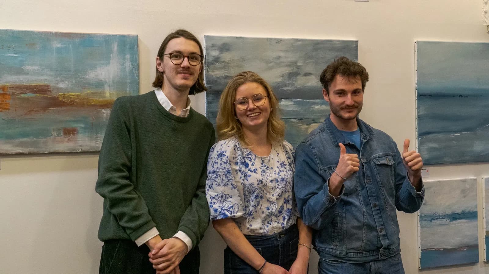 Claire Prevost et deux visiteurs devant l'accrochage